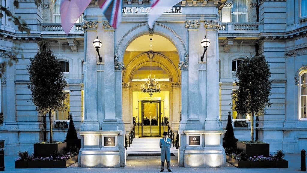 Intérieur luxueux d'un hôtel 5 étoiles moderne avec décoration élégante et design contemporain