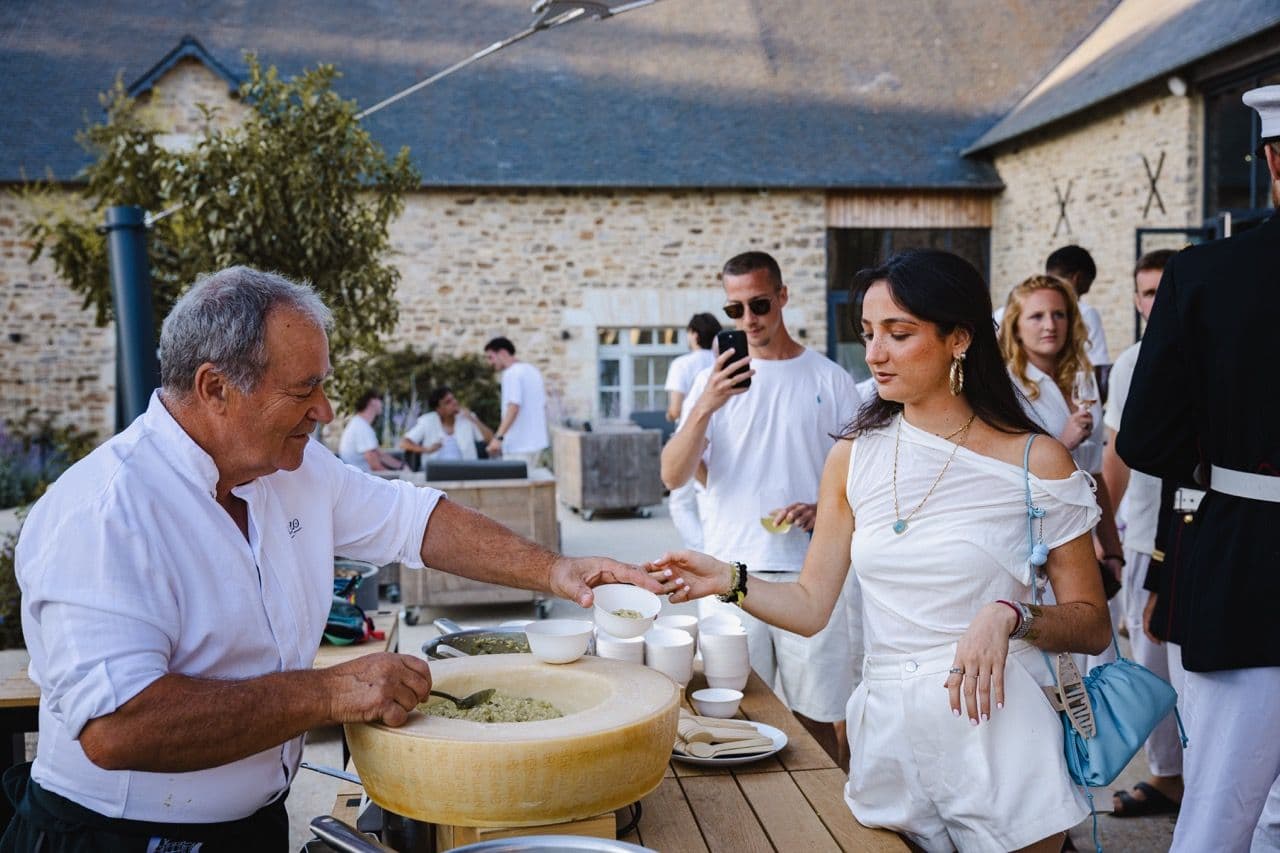 Équipe cuisinant ensemble lors d'une activité de team building culinaire conviviale