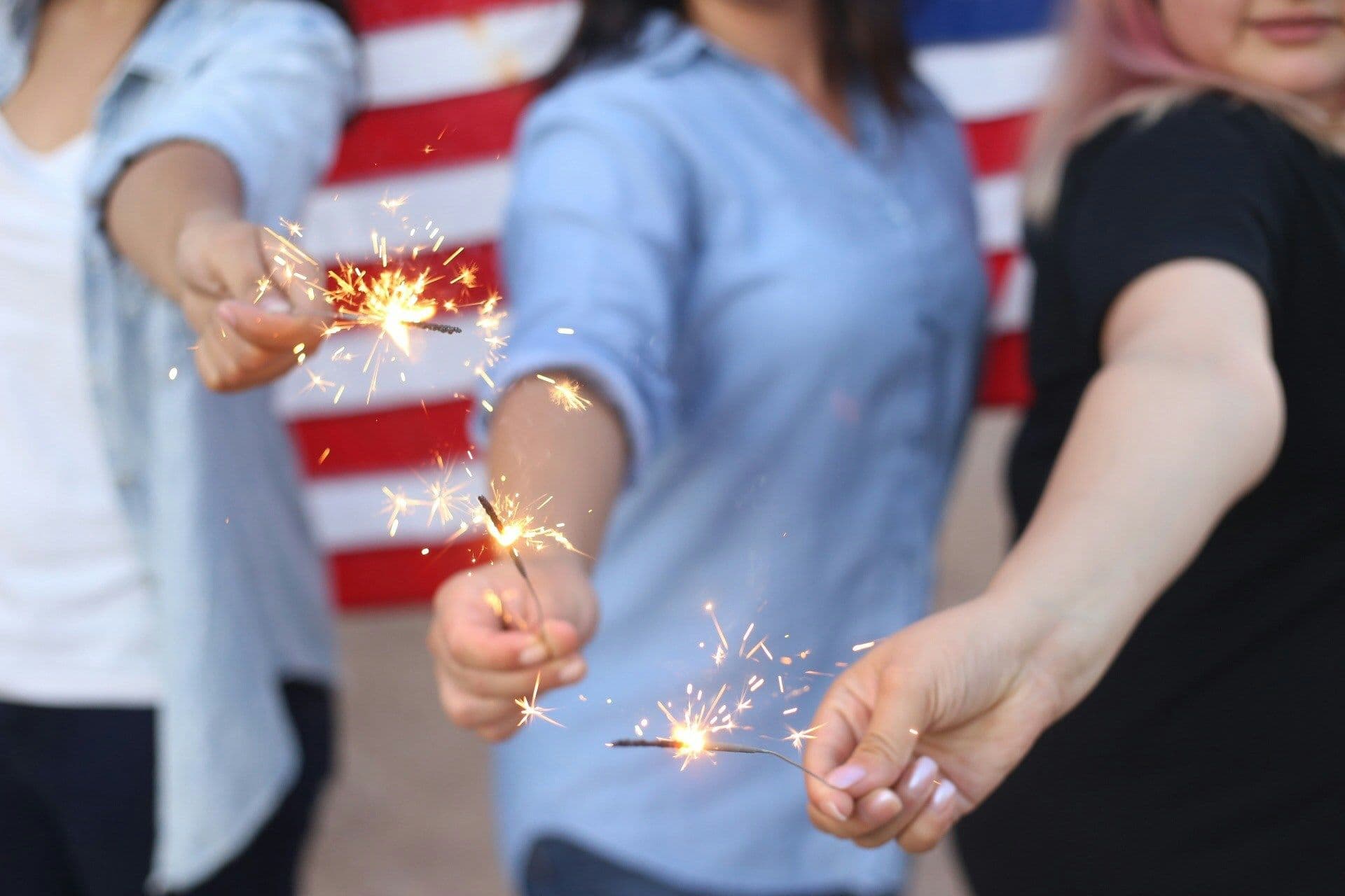 Groupe de collègues célébrant le 4 juillet avec des activités d'équipe colorées et festives