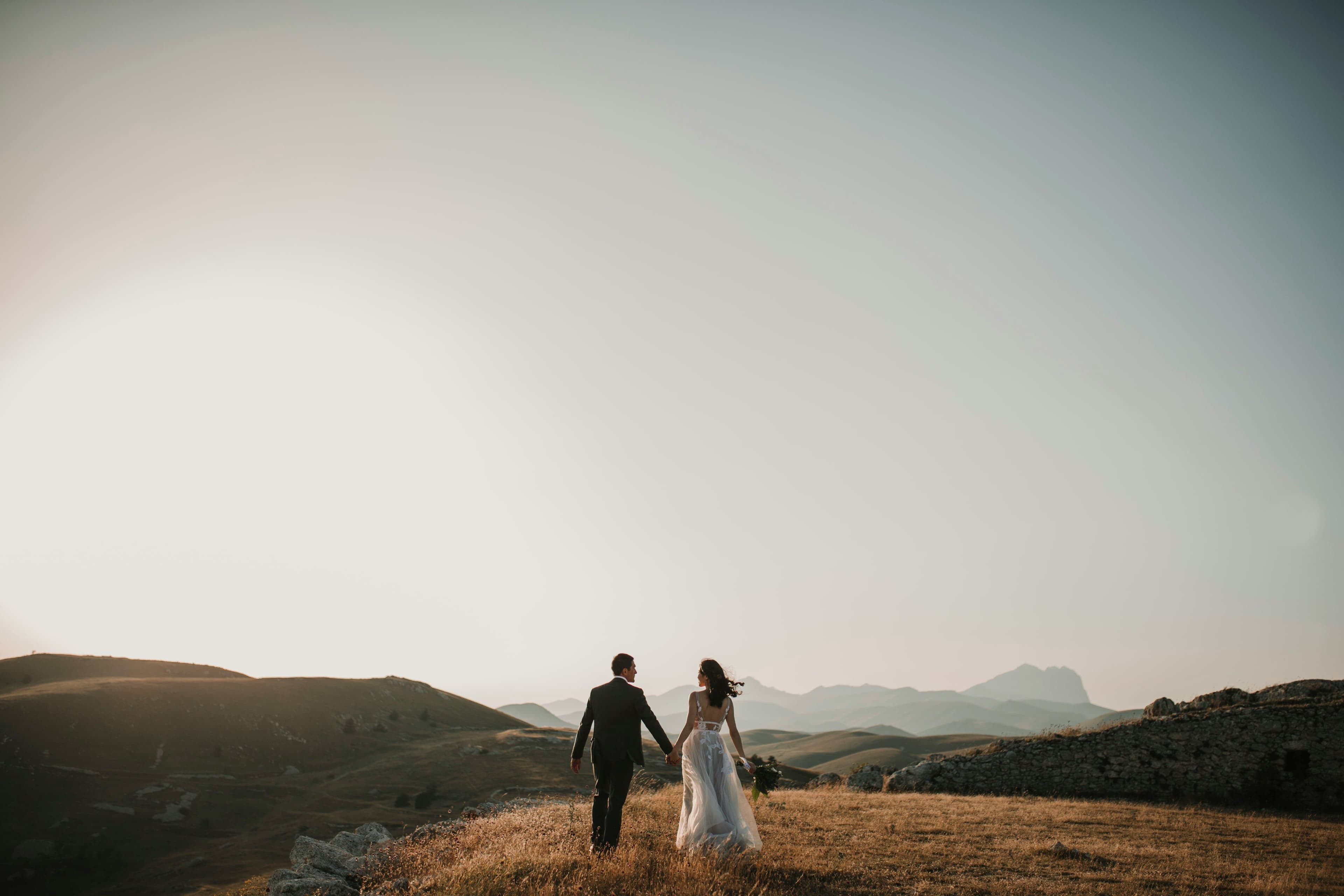 Lieu de réception de mariage élégant avec décoration et tables dressées