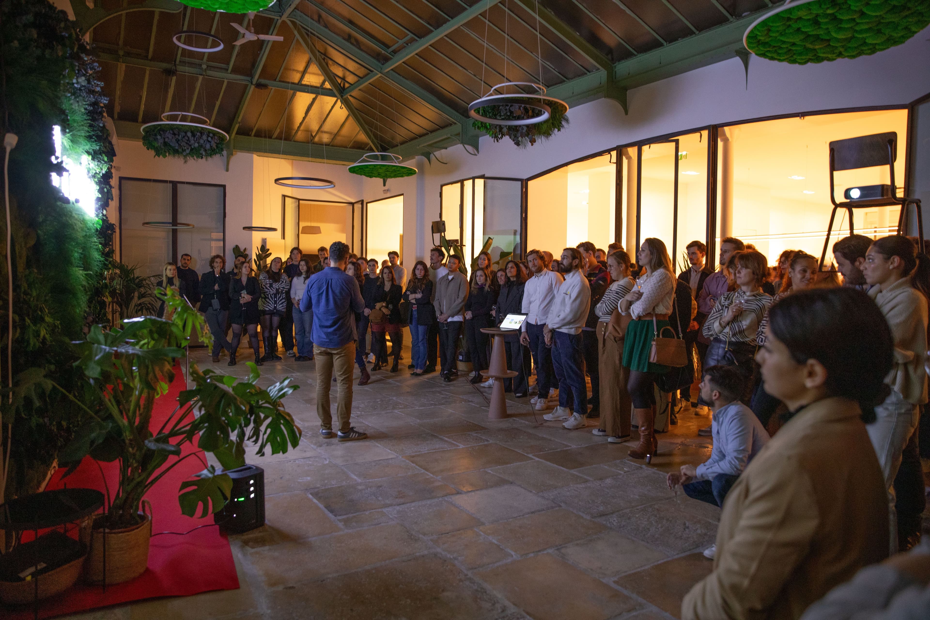 ¿Por qué reservar tu próxima sala de reunión en Midlands?