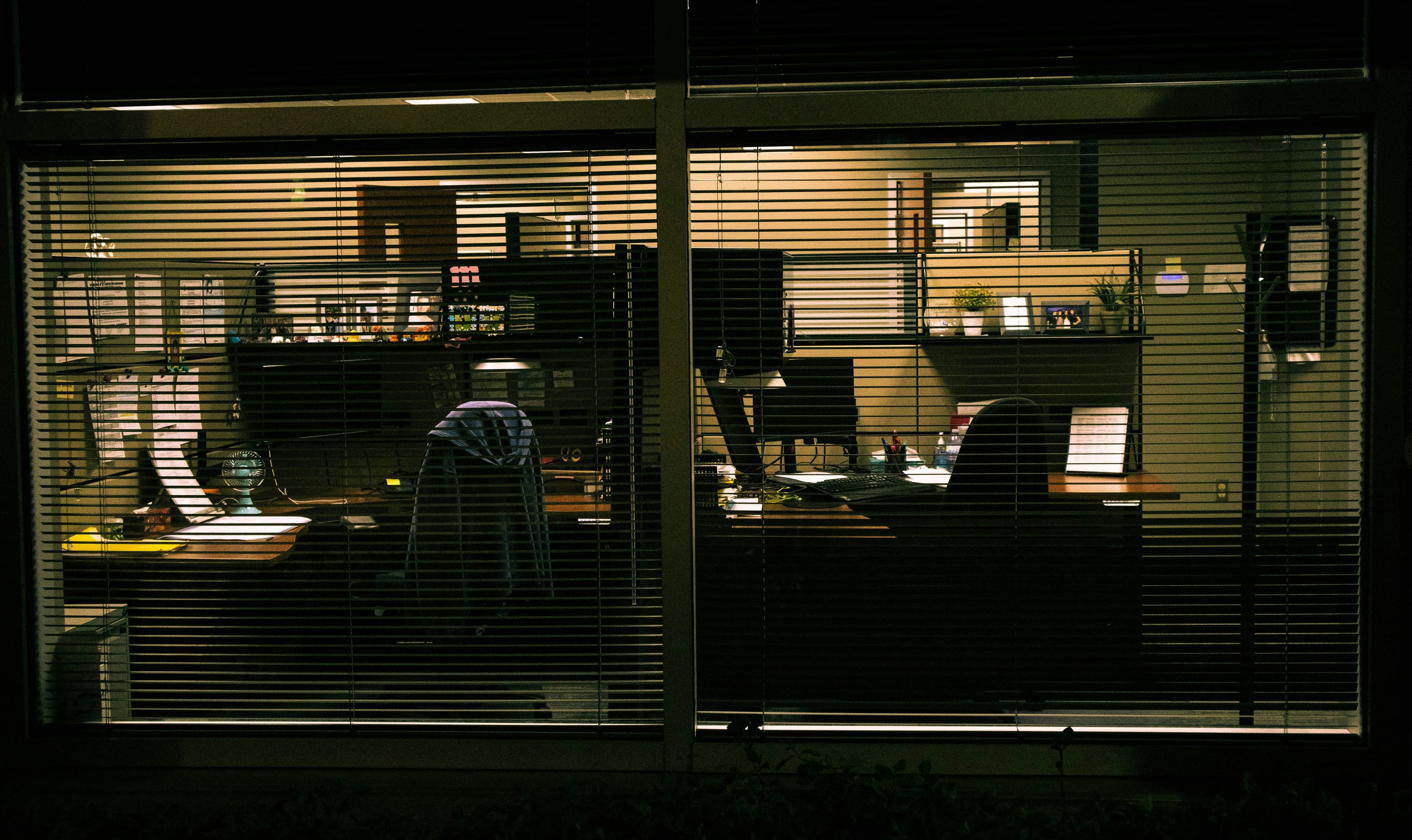 Équipe résolvant des énigmes lors d'une activité escape game de team building au bureau
