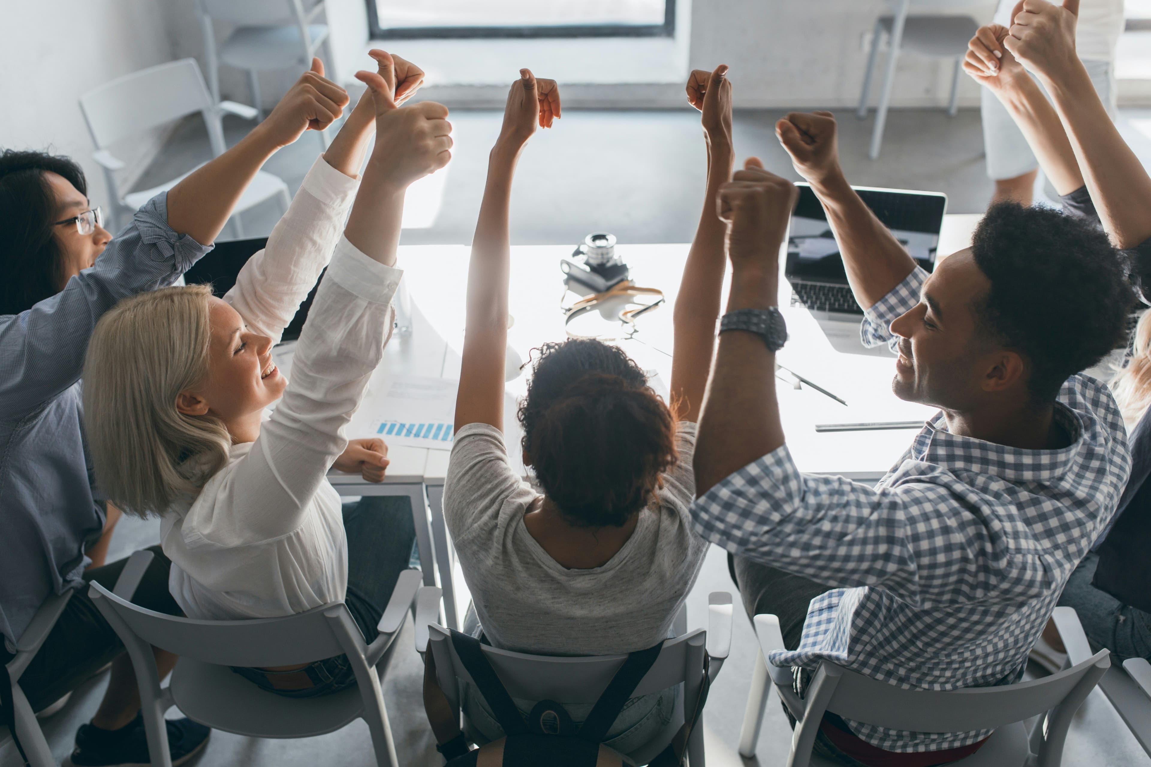 Infographie montrant 20 statistiques clés sur l'employee advocacy et son impact sur la portée des messages