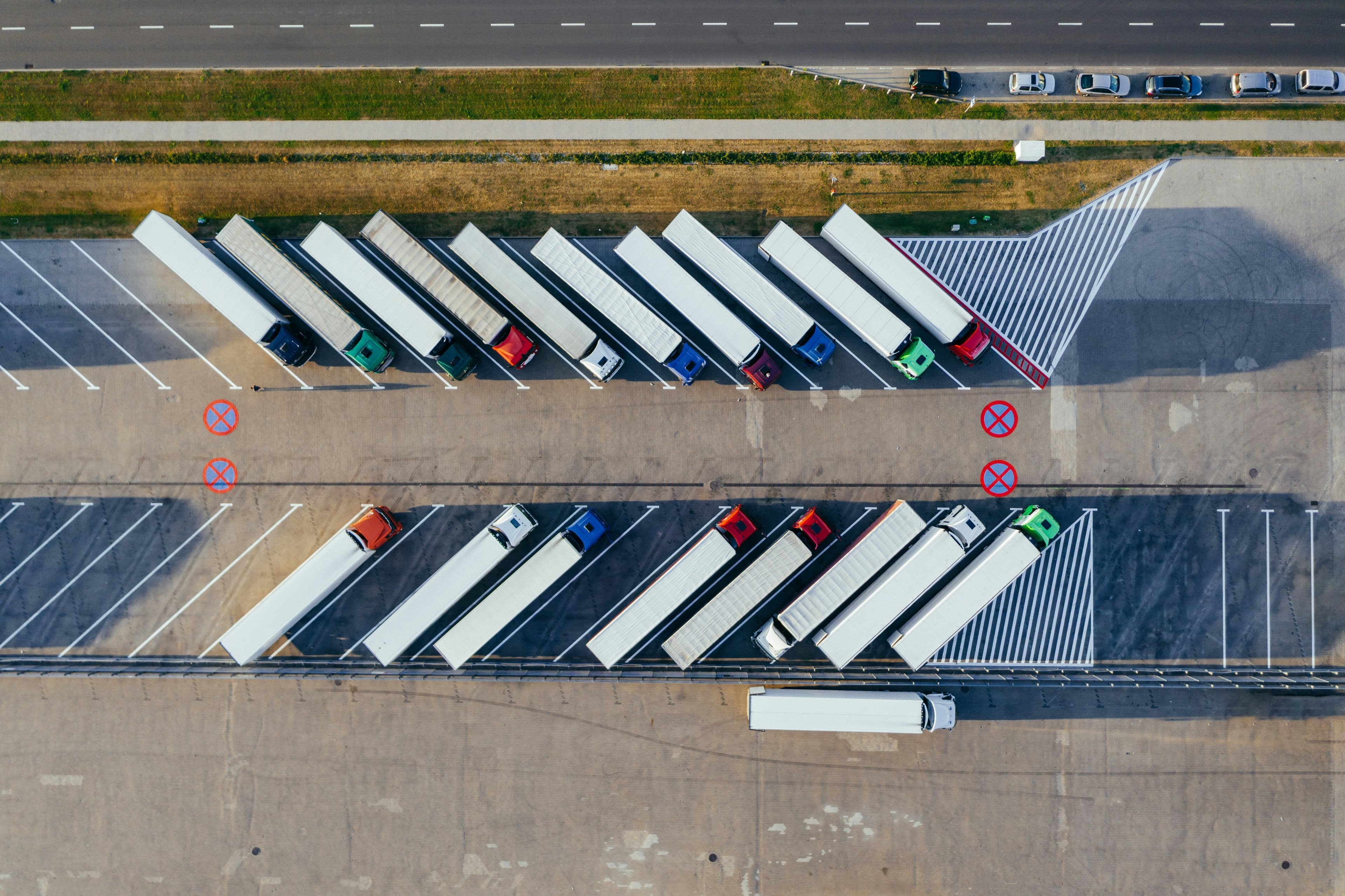Professionnels de la logistique événementielle coordonnant un événement d'entreprise