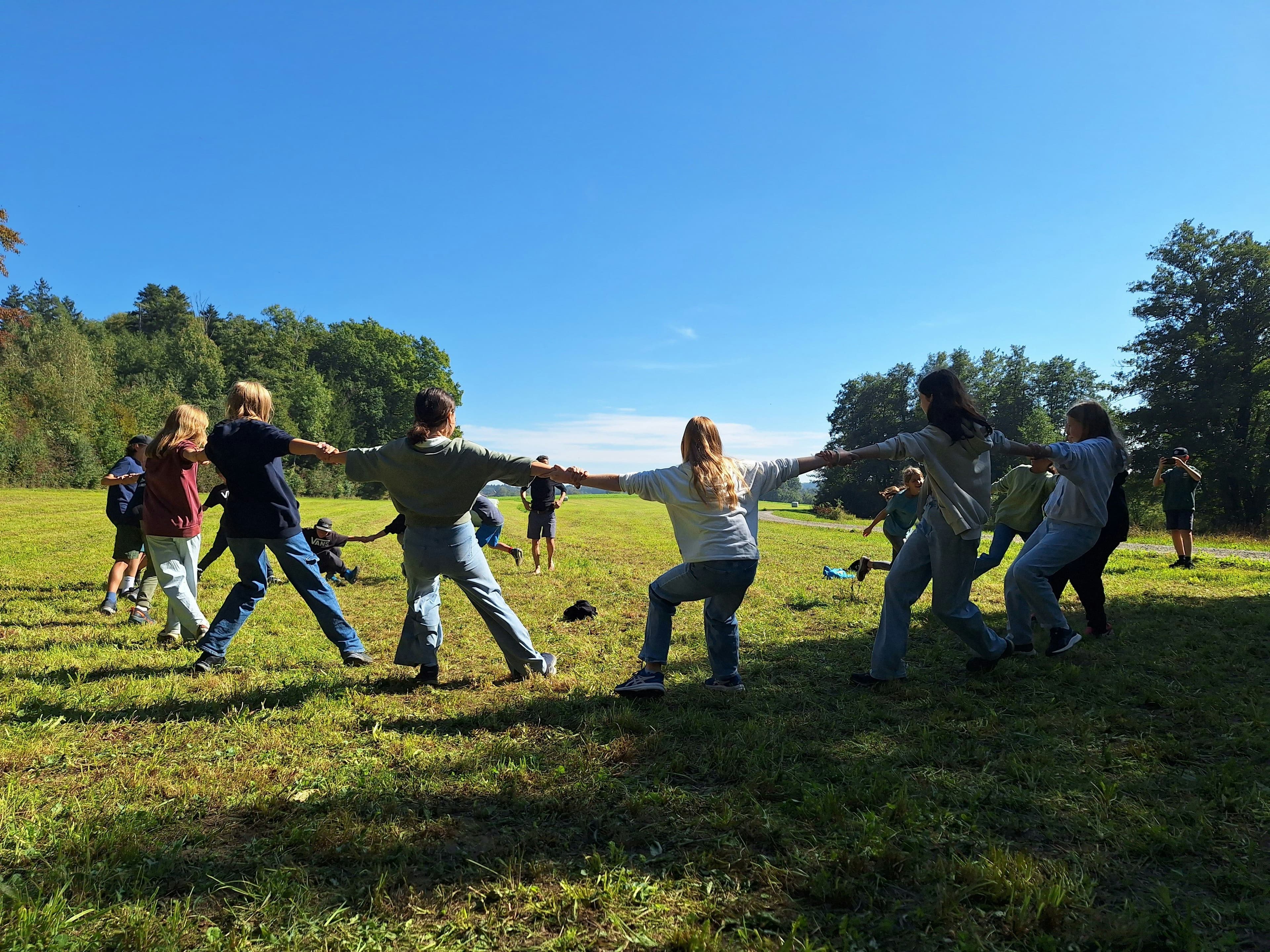 Équipe dynamique en activité de team building au printemps en plein air