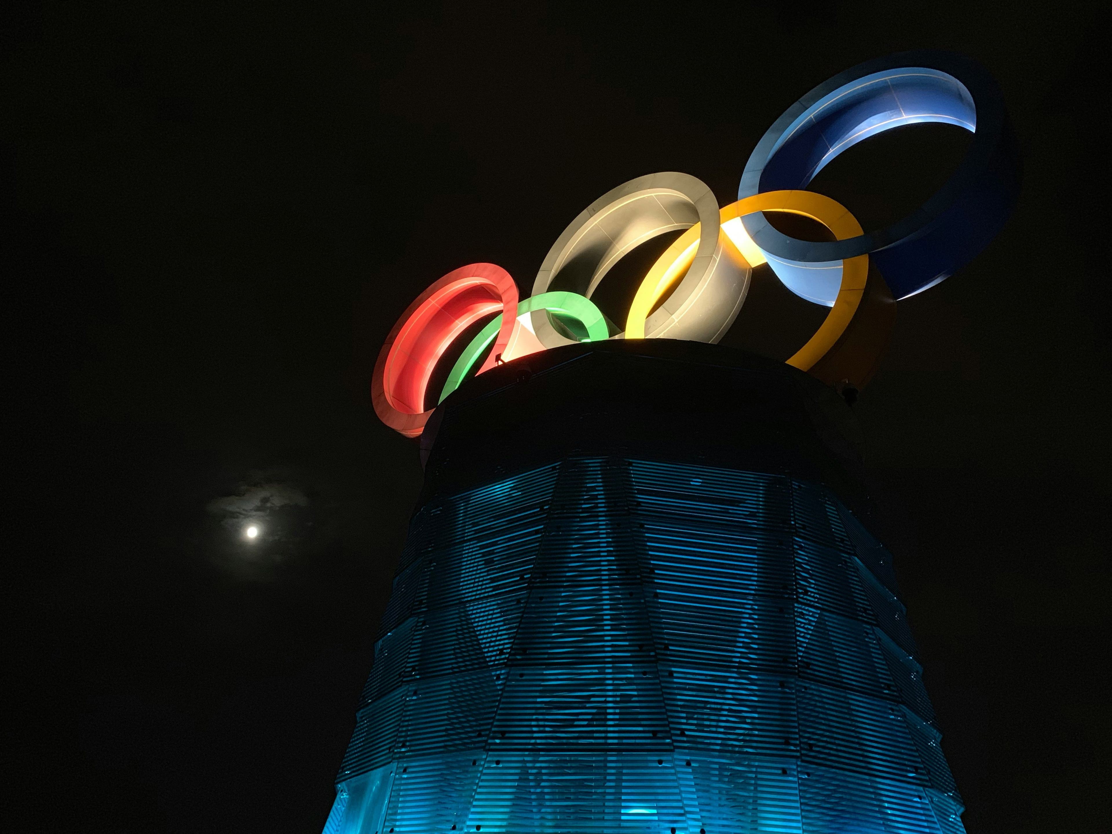 Équipes d'entreprise participant à des jeux olympiques d'entreprise en intérieur, célébrant la cohésion et le bien-être.