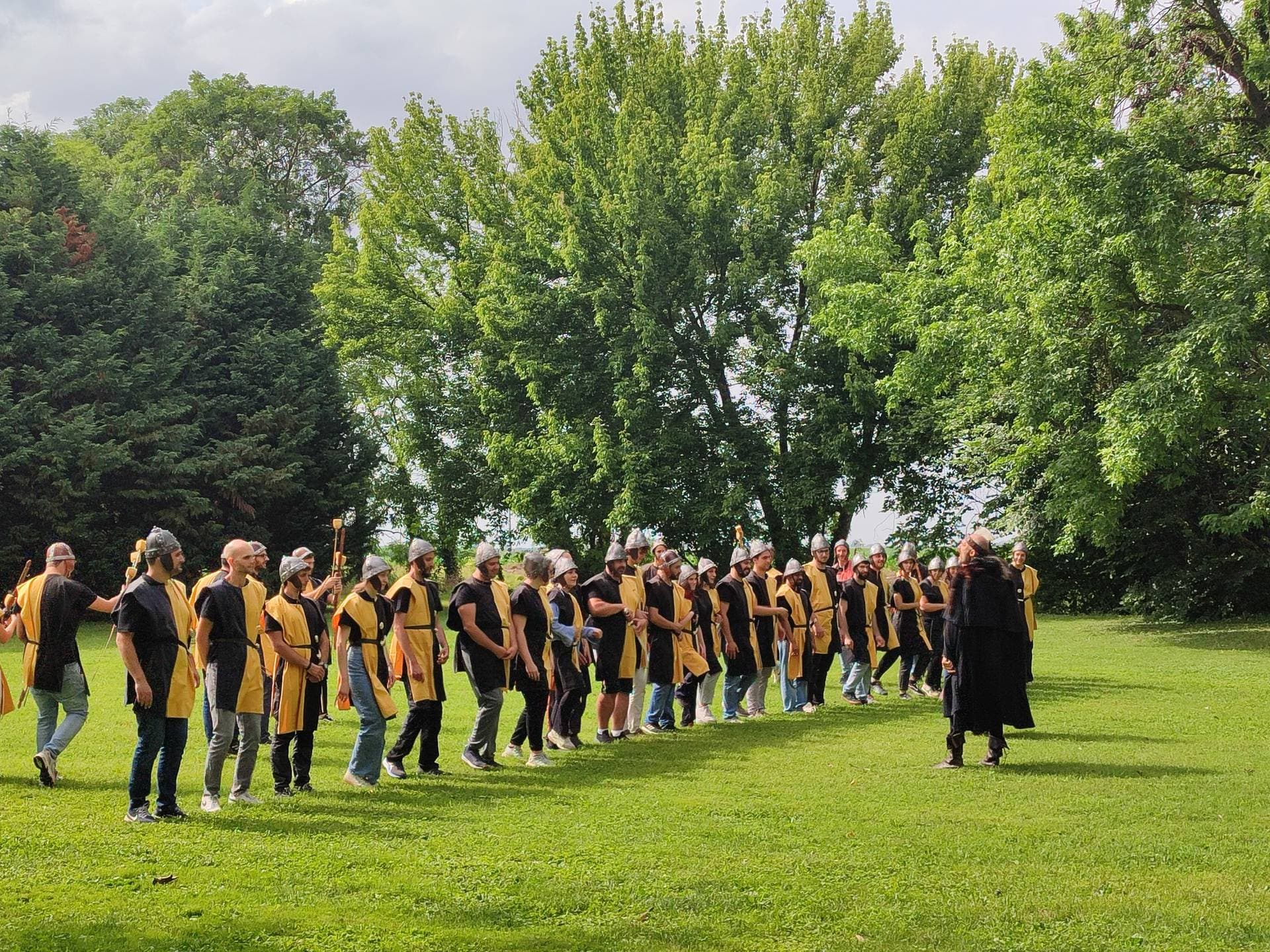 TEAM BUILDING - Large groups outdoors, teams in colours