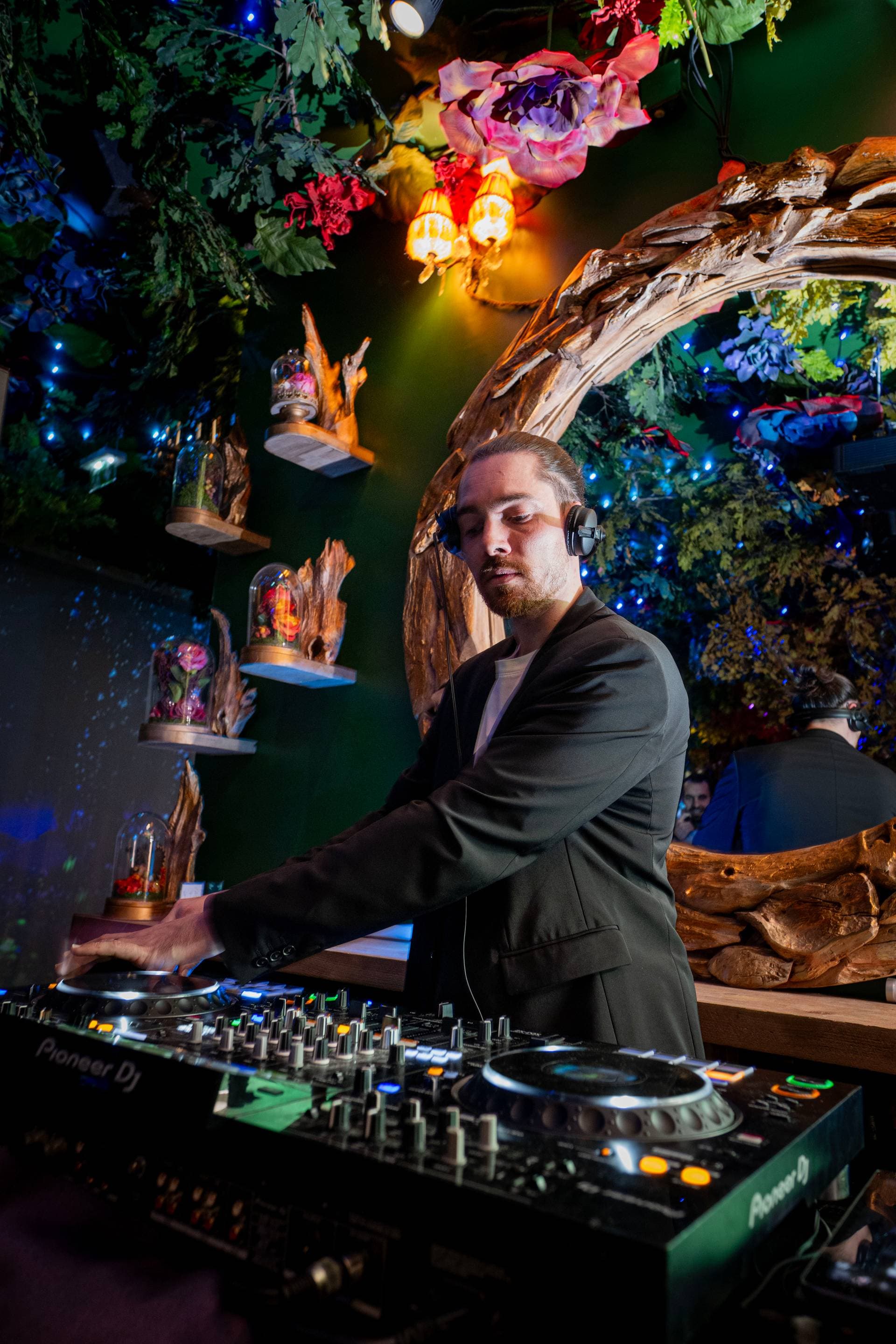 DJ