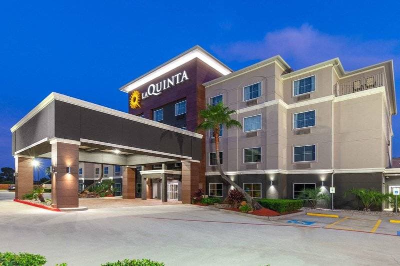 La Quinta Inn & Suites by Wyndham Houston Channelview 1