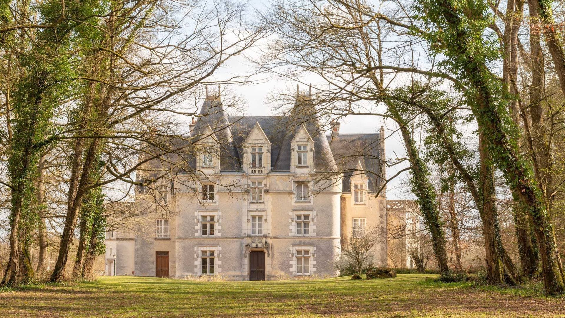 Le Château de Périgny 1