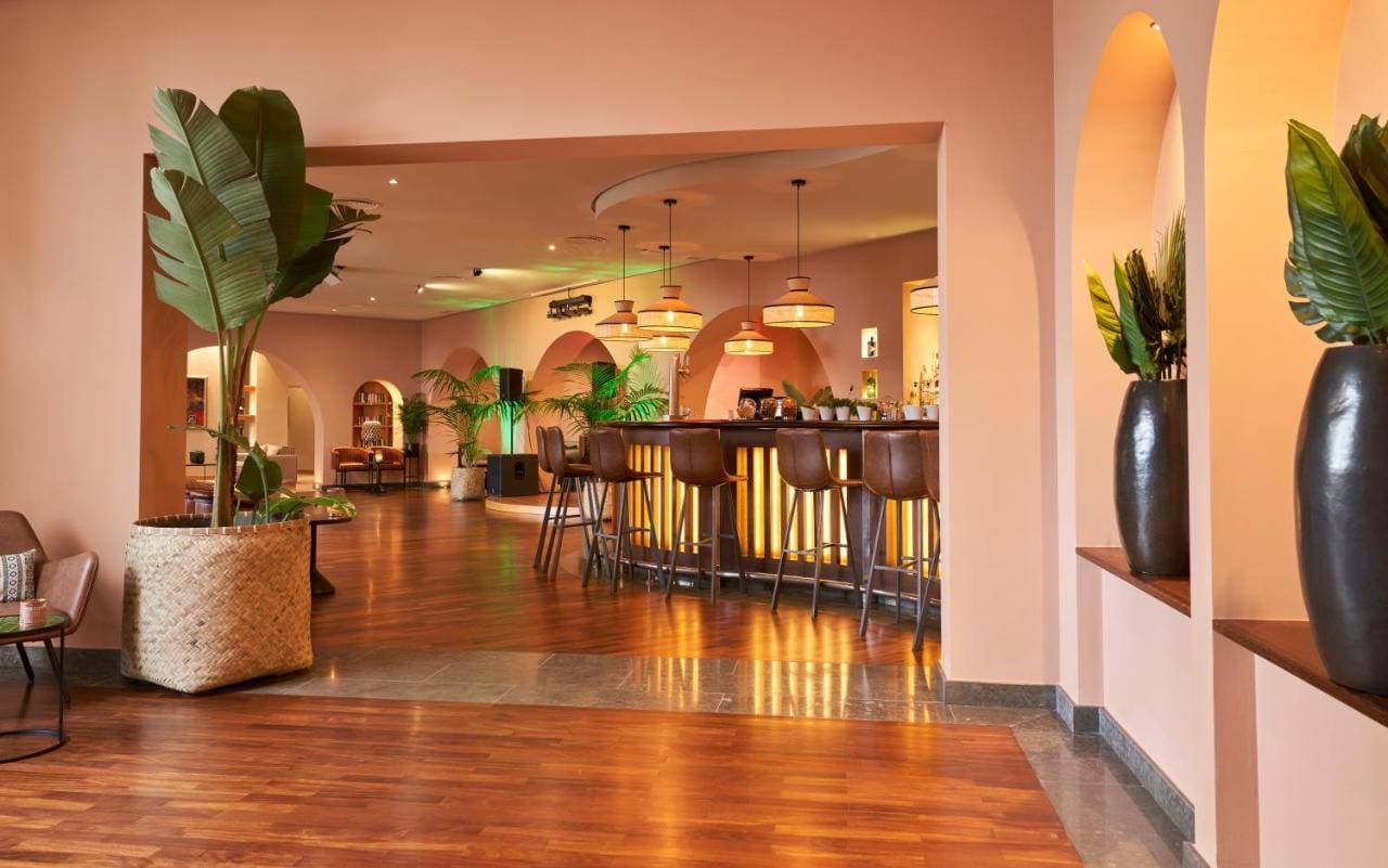 Suite Hotel Eden Mar 12