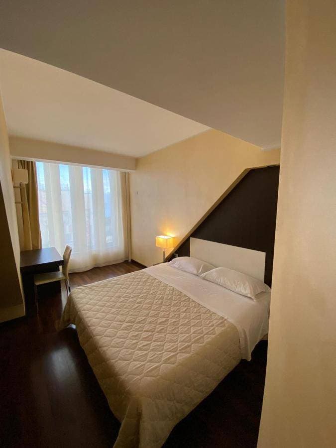 È HOTEL 12