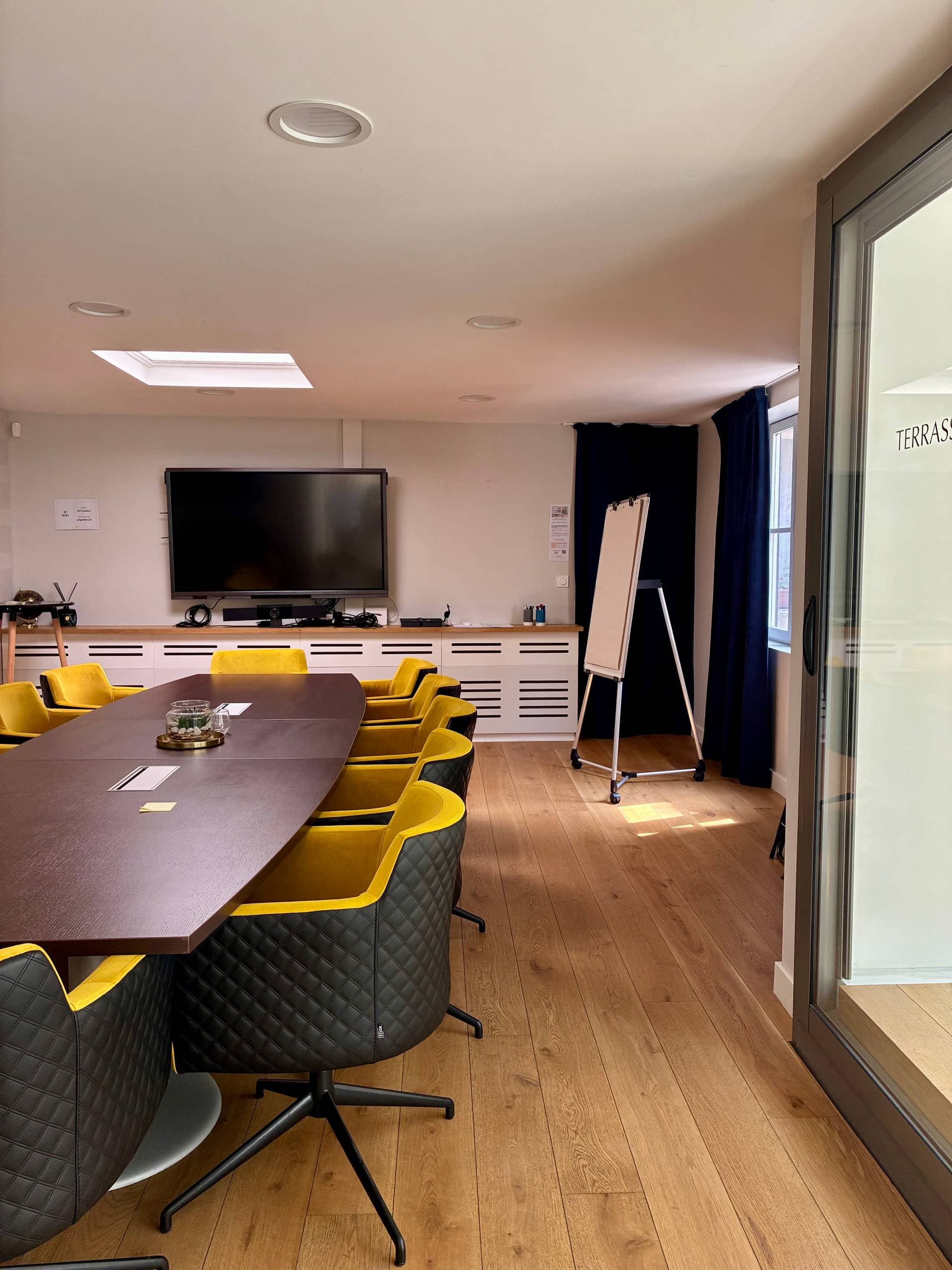 Salle de travail avec terrasse en haut 