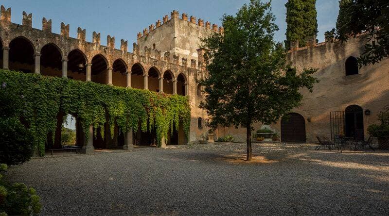photo de Castello di Bornato Restaurant