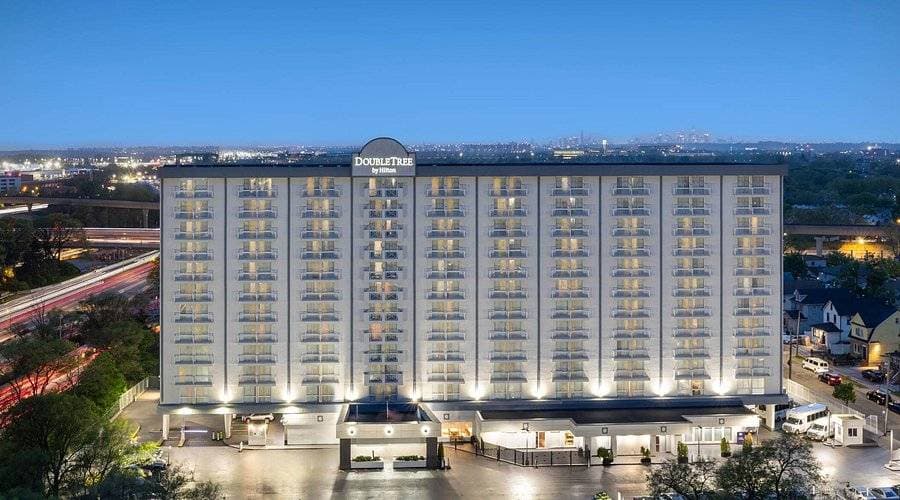 photo de DoubleTree by Hilton New York JFK Airport