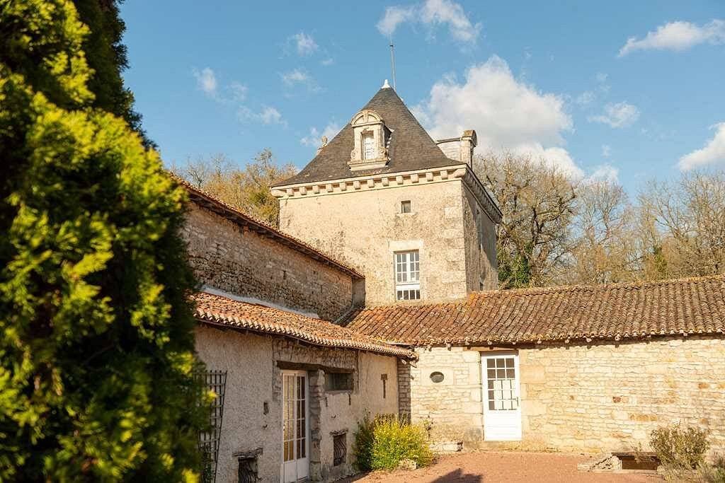 Le Château de Périgny 6