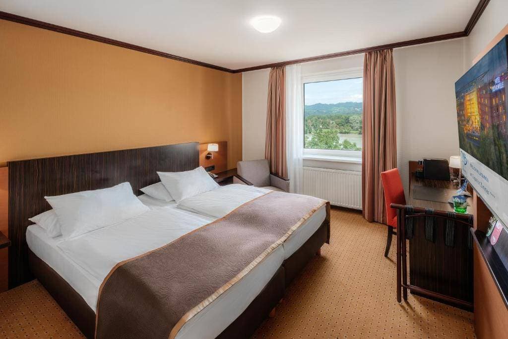Trans World Hotel Donauwelle 16