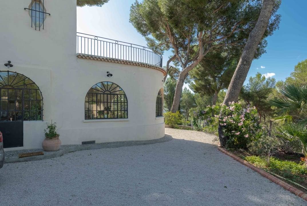 Belle maison au calme grand terrain piscine vue collines 5
