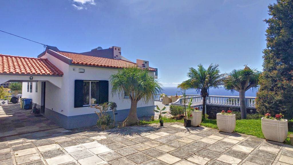 Avocado Villa 1