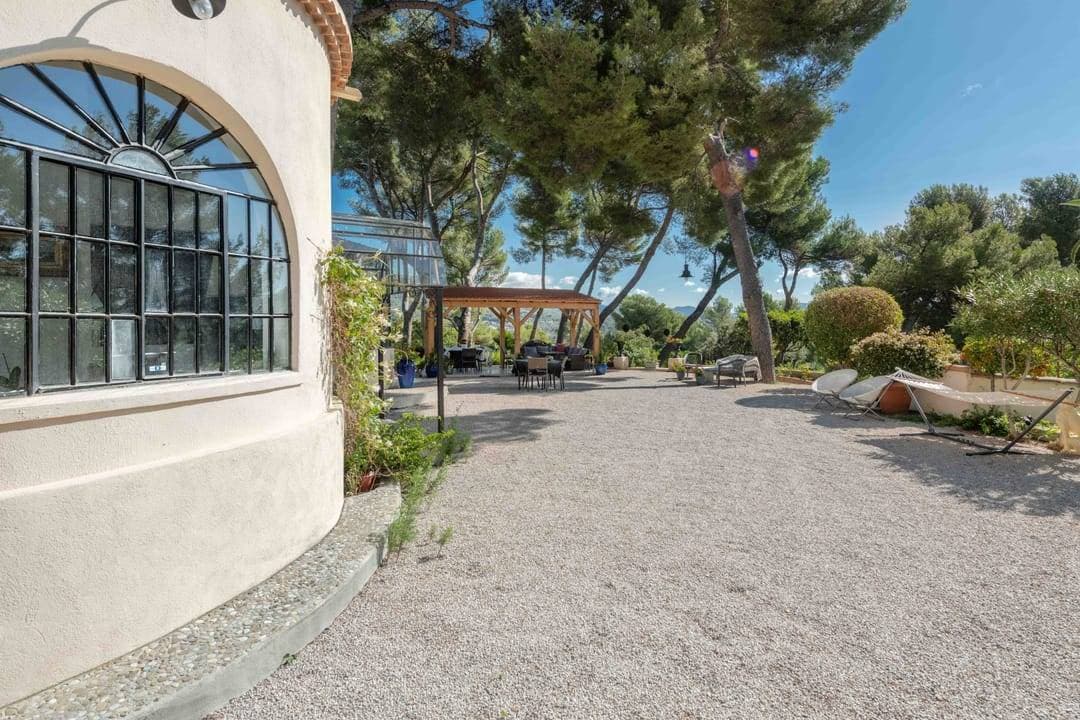 Belle maison au calme grand terrain piscine vue collines 4