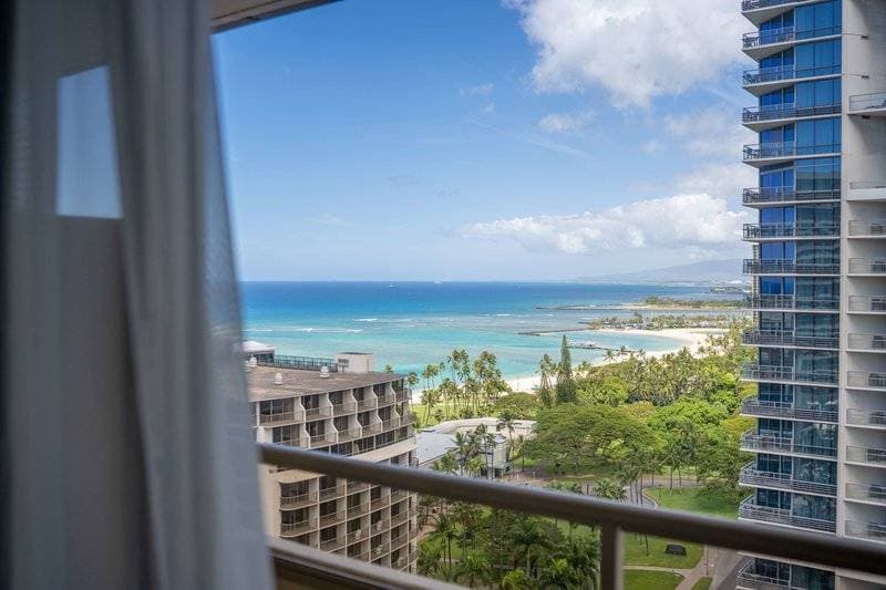 Embassy Suites Waikiki Beach Walk 22