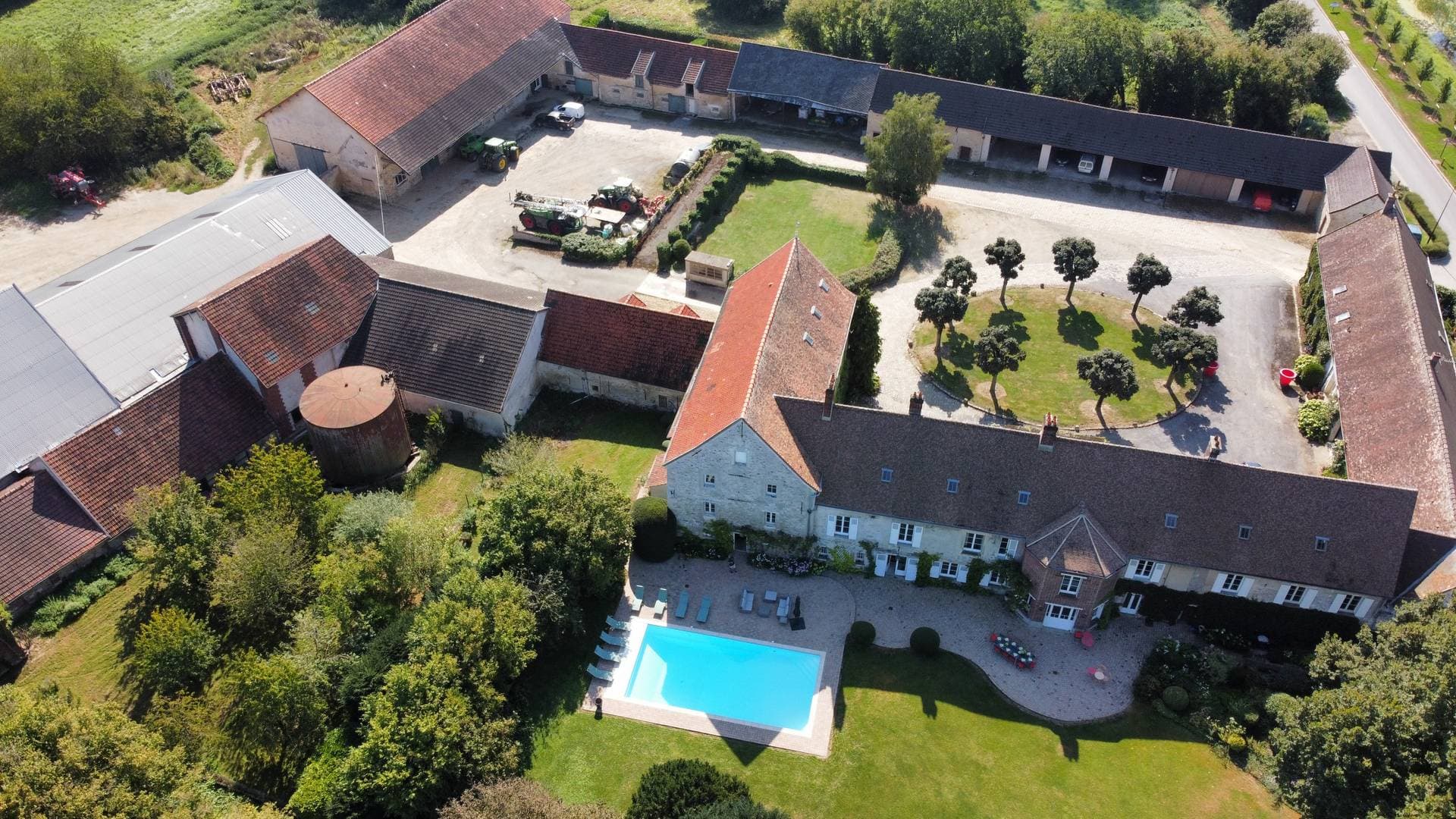 Espace extérieur : jardin, piscine, tennis