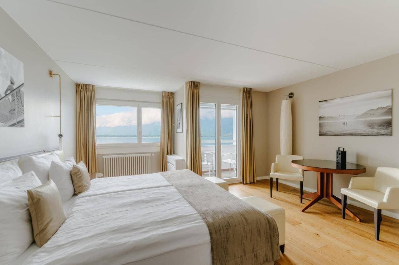 Mona Montreux 24