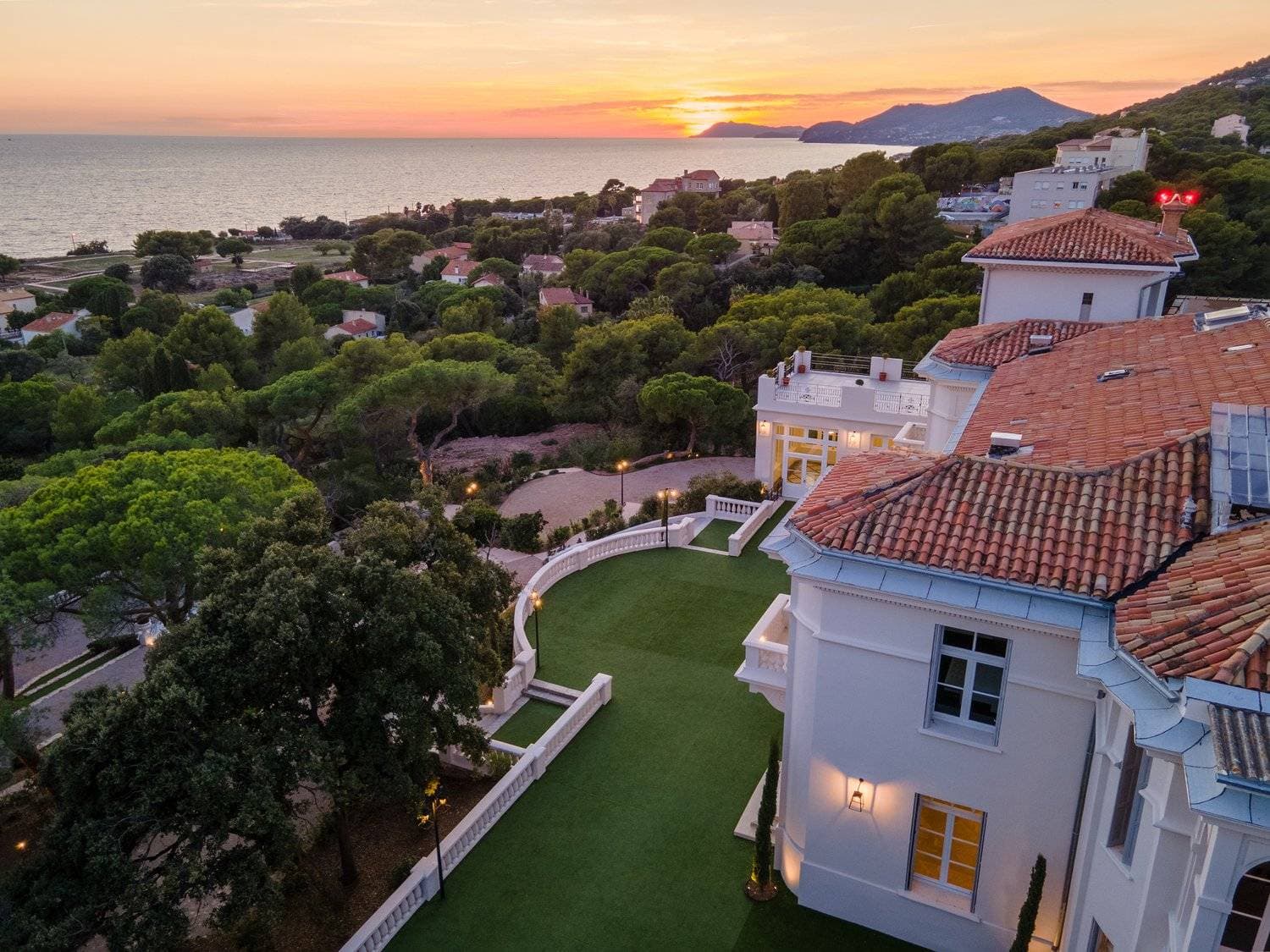 Castel Bay 4