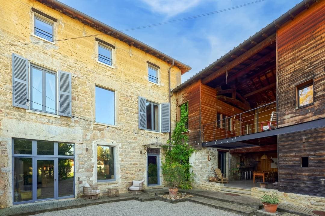 Maison de charme avec piscine dans les Mont d Or 3