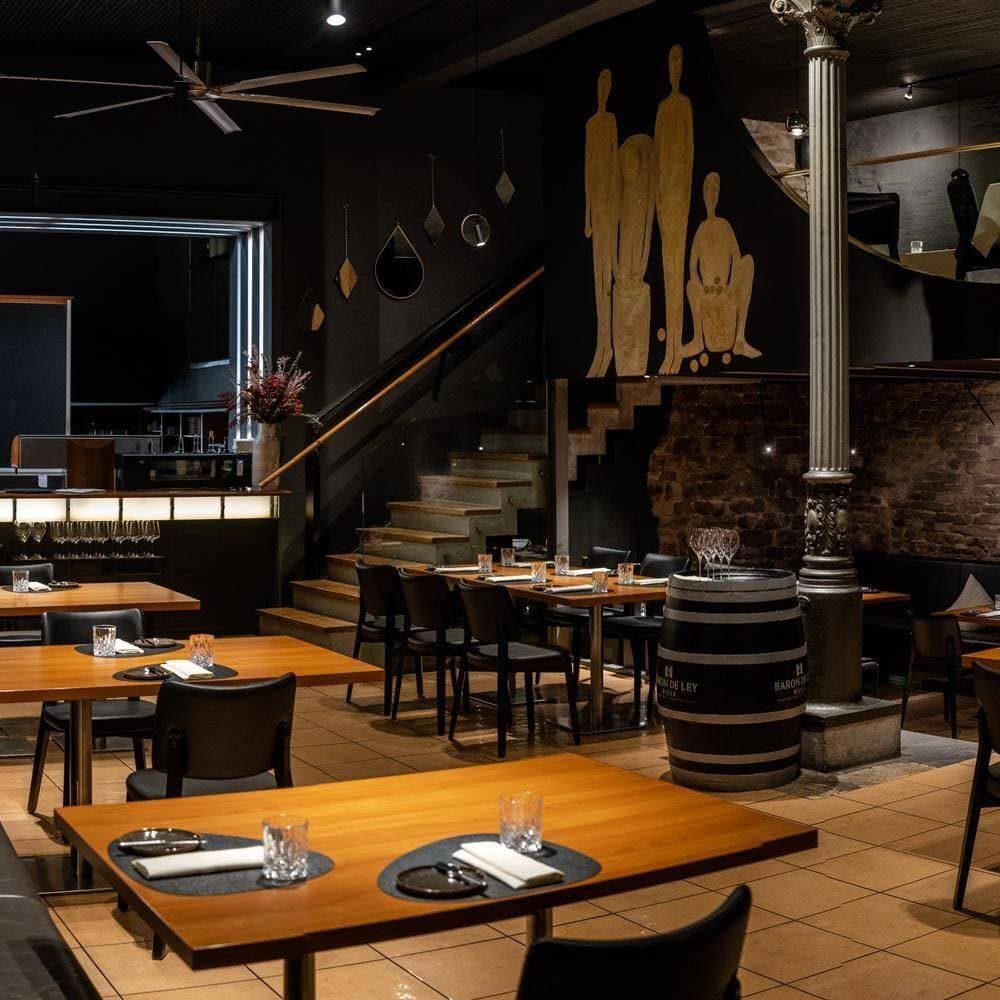 ROTER HAHN by Maximilian Schmidt