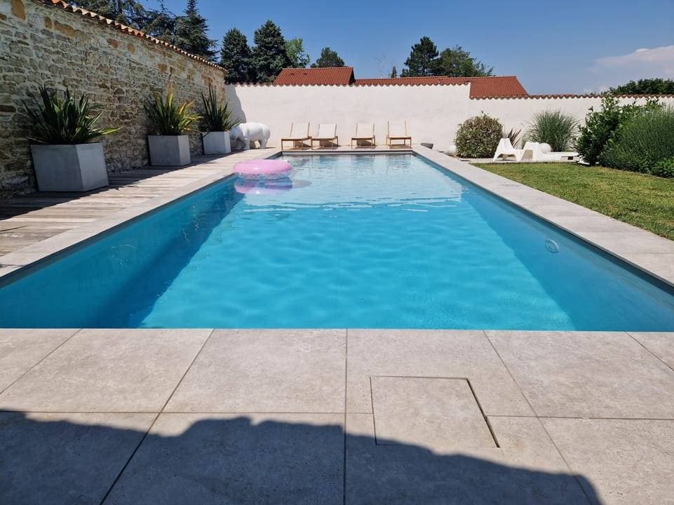 Maison de charme avec piscine dans les Mont d Or 2