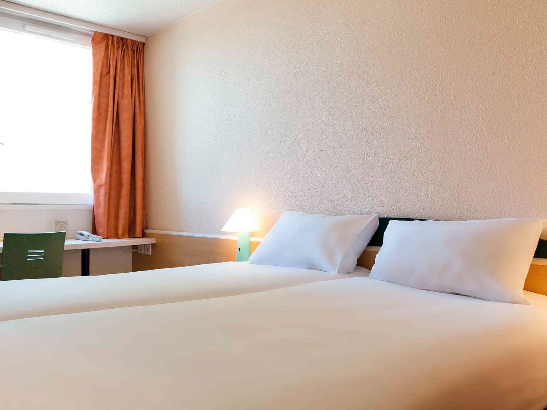 Ibis Lyon Est Bron  8