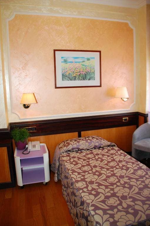 Benny Hotel 8
