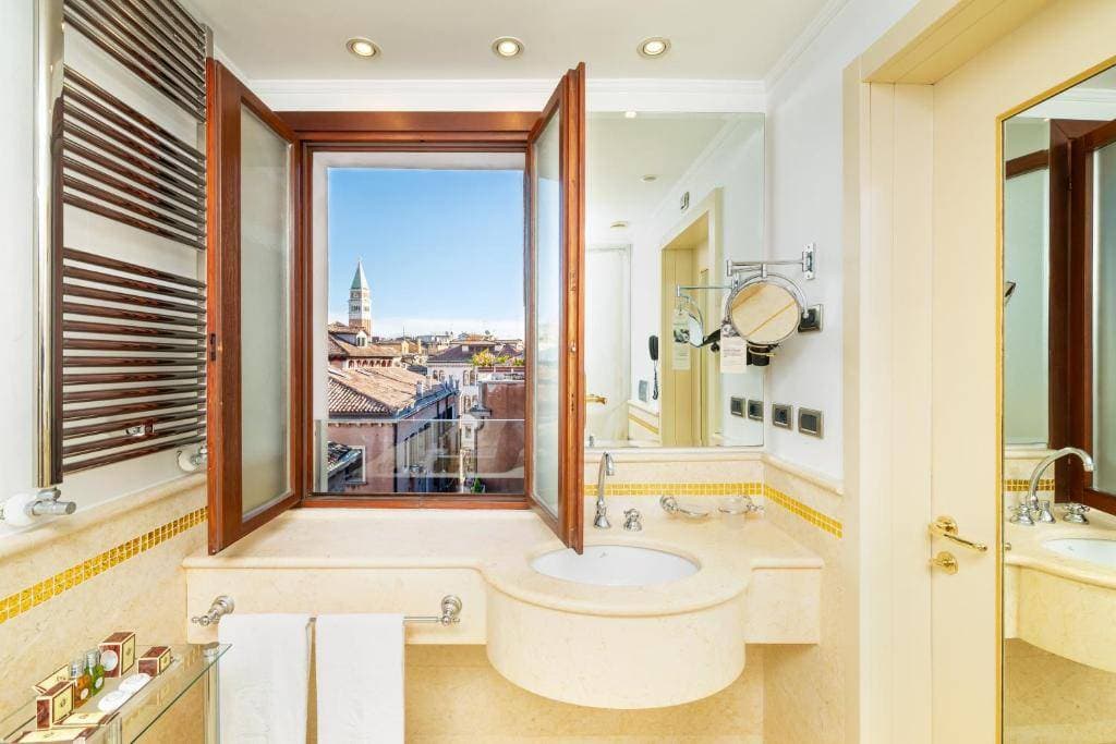 Hotel A la Commedia 9