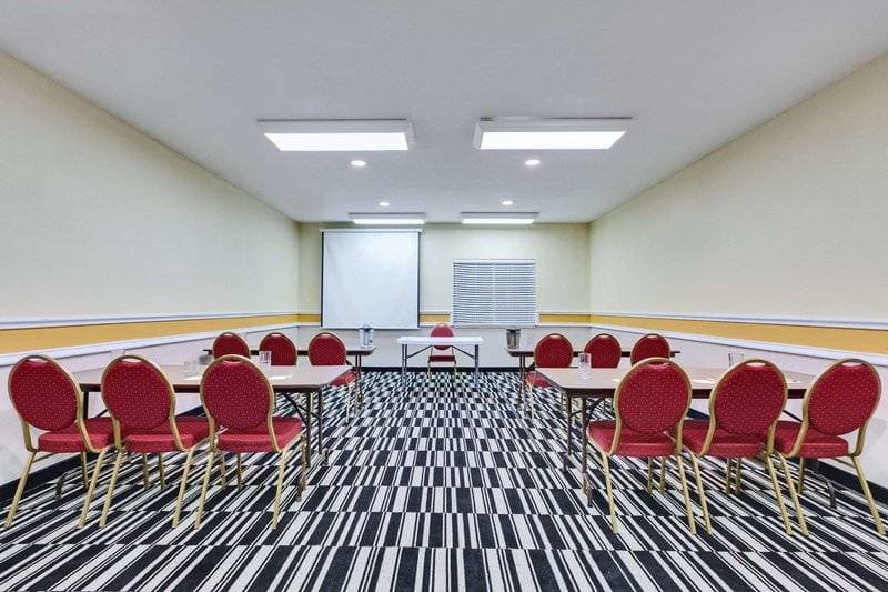 Holiday Inn Express & Suites Sulphur Springs 10