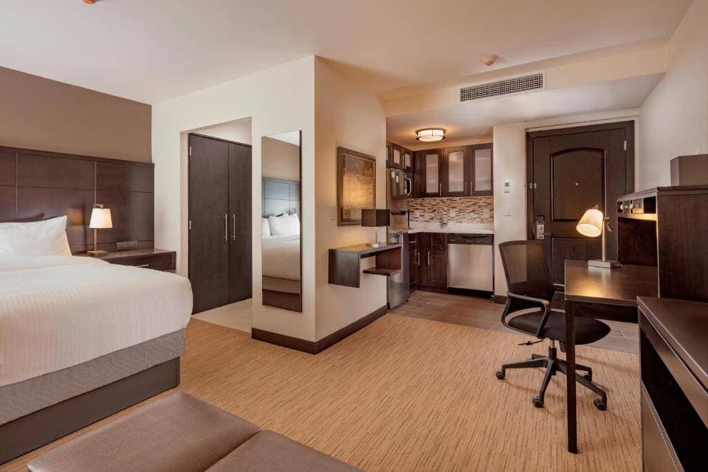 Staybridge Suites Silao 8