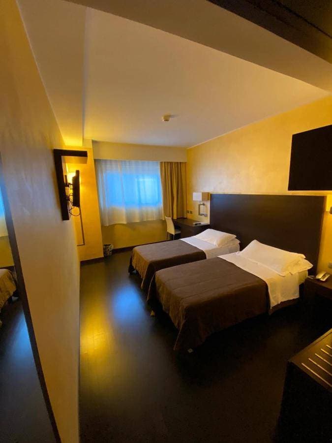 È HOTEL 8