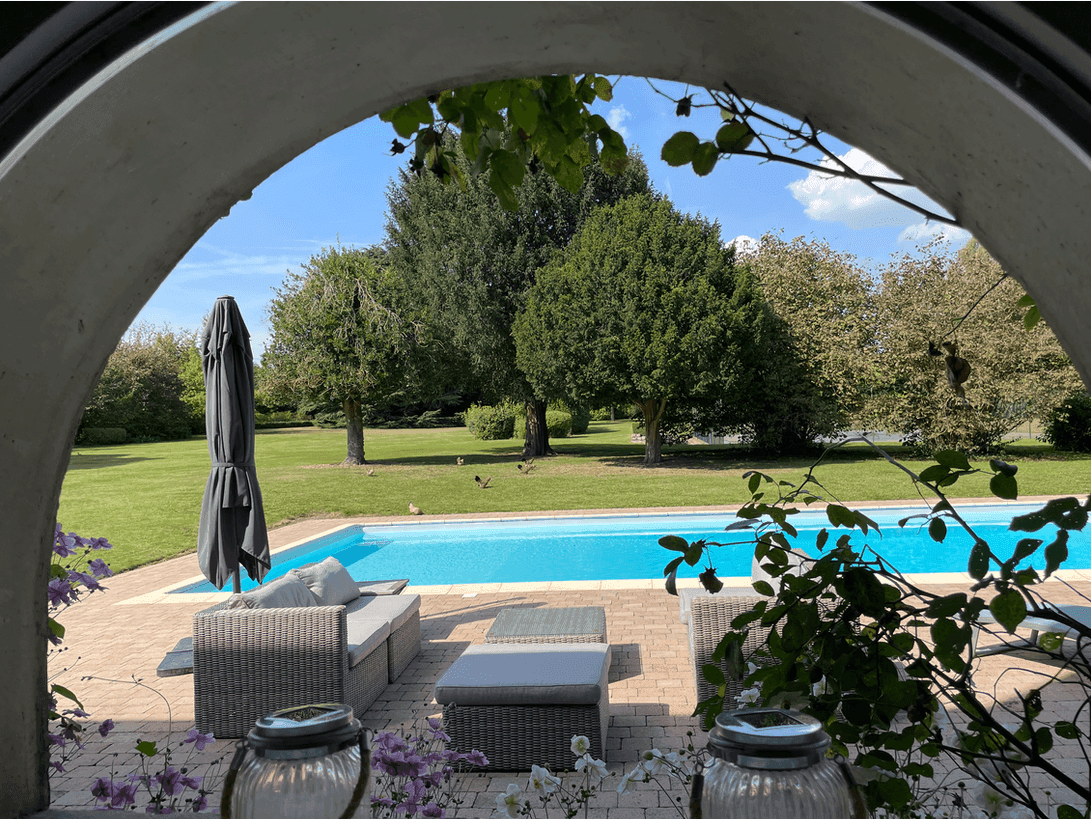 Espace extérieur : jardin, piscine, tennis