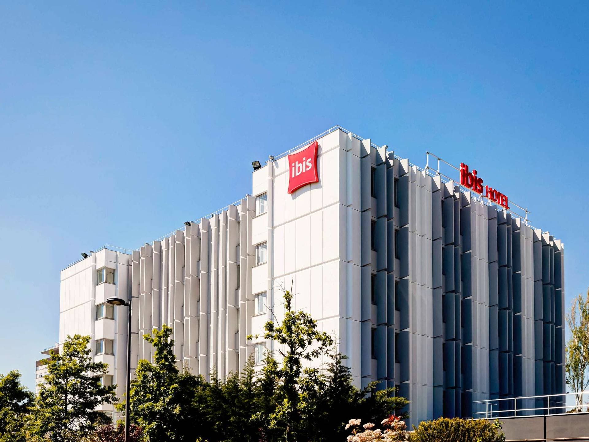 Ibis Lyon Est Bron  1