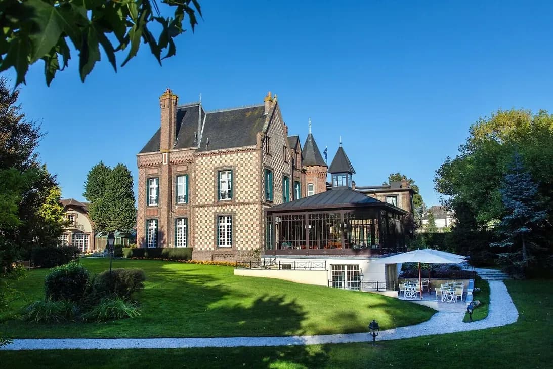 Le Château Le Clos 1