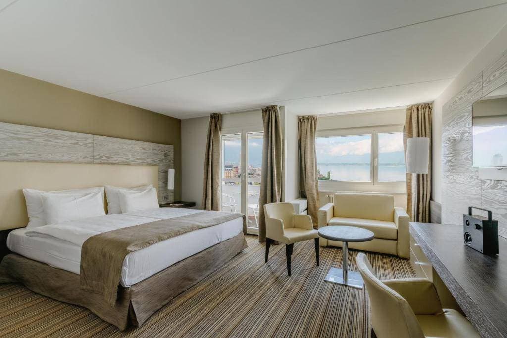 Mona Montreux 32