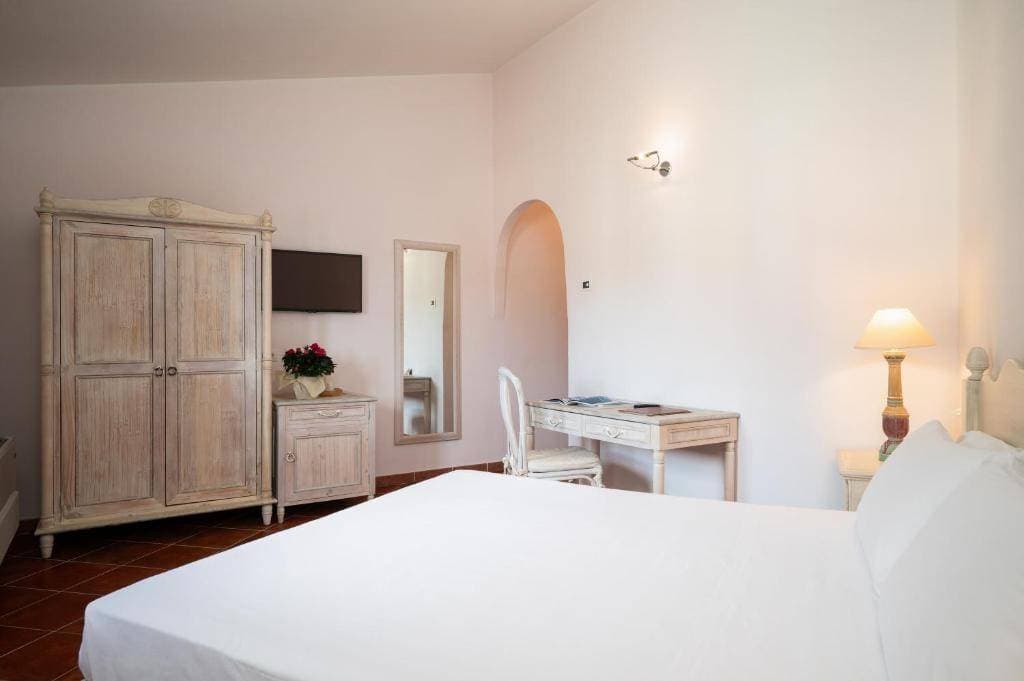 Hotel Monti di Mola 13
