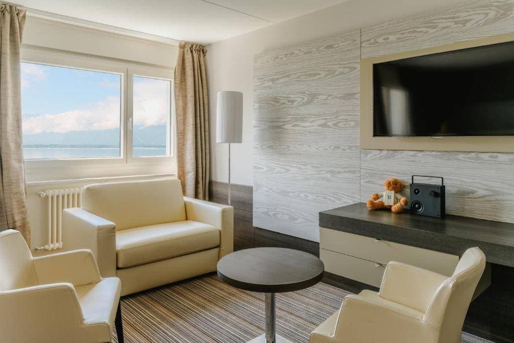 Mona Montreux 33