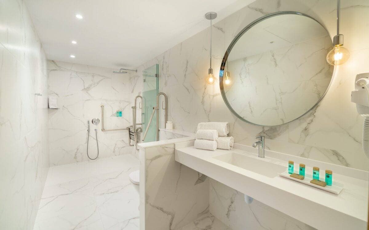 L'Azure Hotel 53