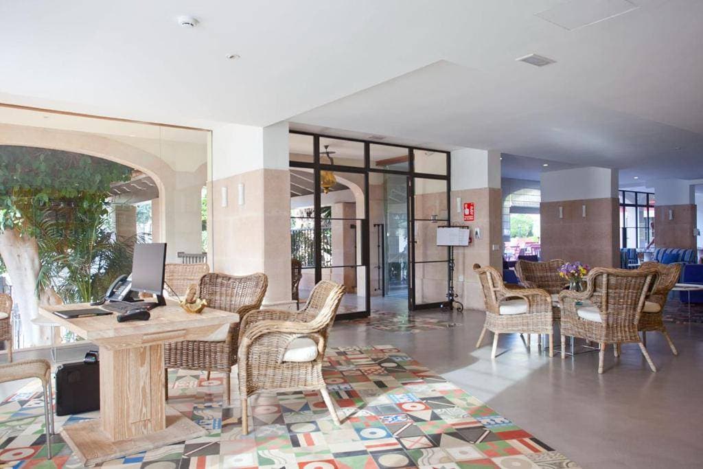 Hotel Cala Sant Vicenç 8