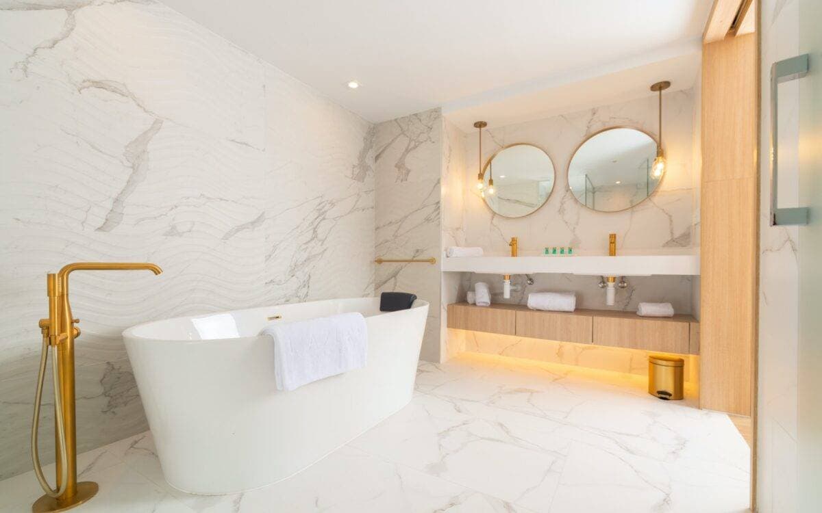 L'Azure Hotel 56