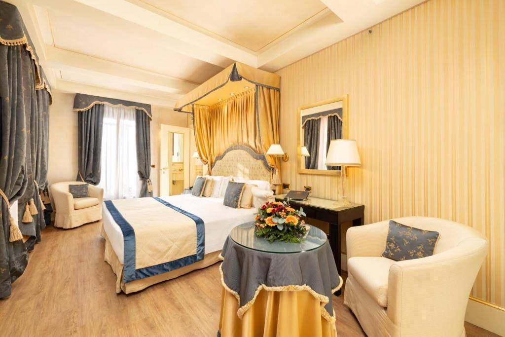 Hotel A la Commedia 8