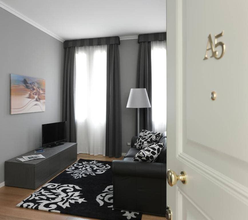 Palace Suite 12