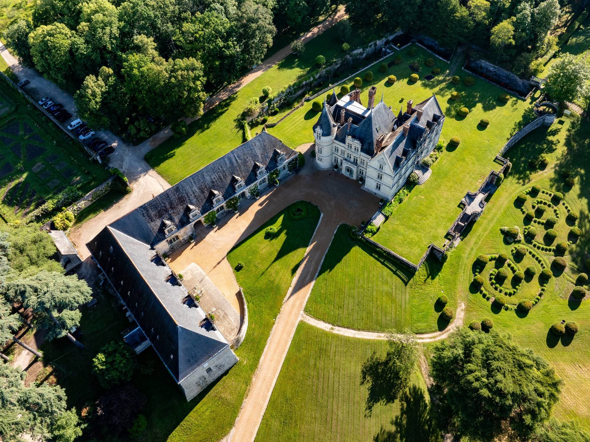 VUE CHATEAU ET PAVILLON