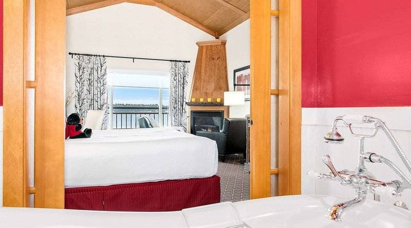 The Edgewater Hotel 24